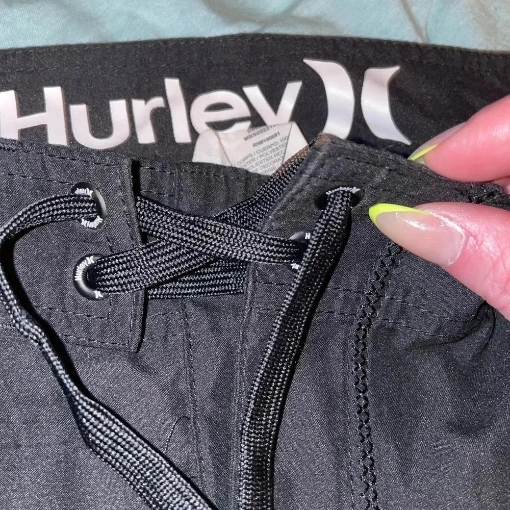 HURLEY ONE AND ONLY BLACK BOARDSHORTS WITH CARGO POCKETS SIZE 30